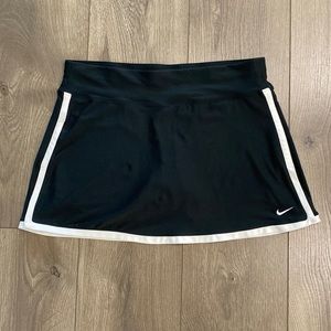 Nike black and white tennis or golf skirt size size medium